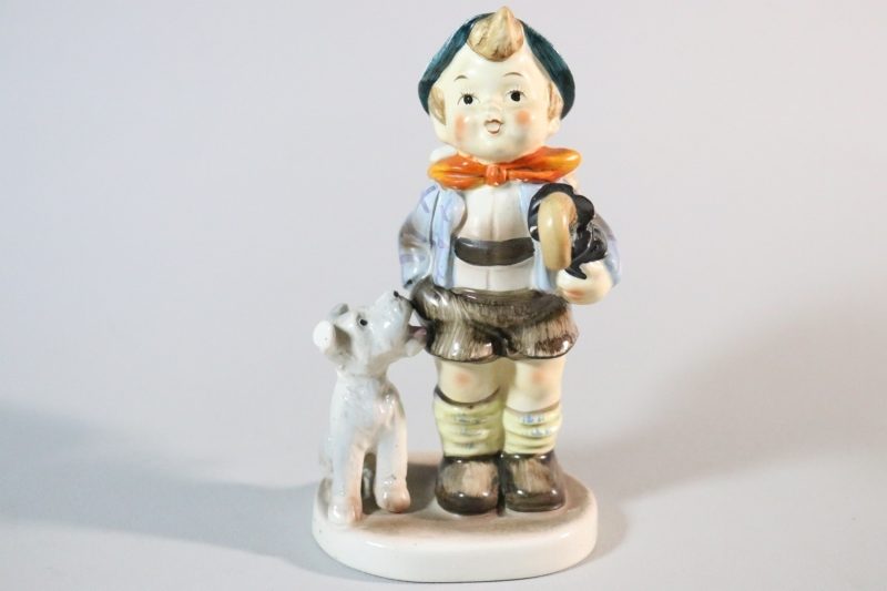 Figurin, pojke med hund, H 17cm