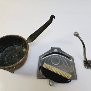 Charmigt vintage-set med kopparpanna, borste och krok