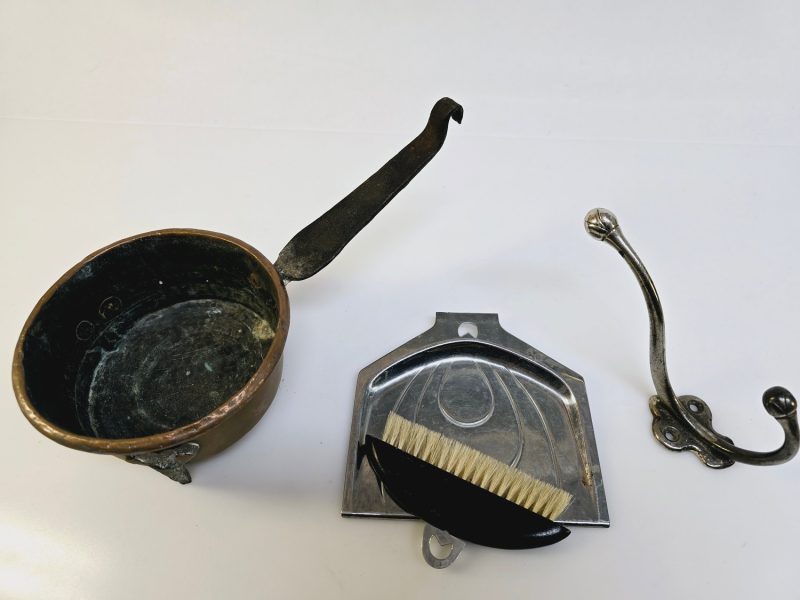 Charmigt vintage-set med kopparpanna, borste och krok
