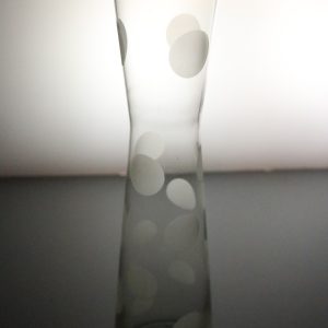 Vas i glas med etsade prickar - 37cm hög D=6,5cm