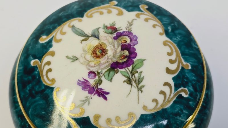 Elegant liten porslinsburk med handmålade blommor från Royal Porzellan Bavaria