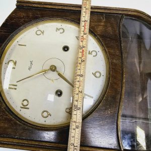 Elegant Väggklocka från Kienzle – Klassisk Design i Trä
