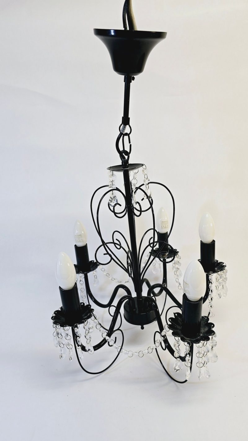 Elegant Taklampa med Glasprismor – Klassisk Charm och Tidlös Design