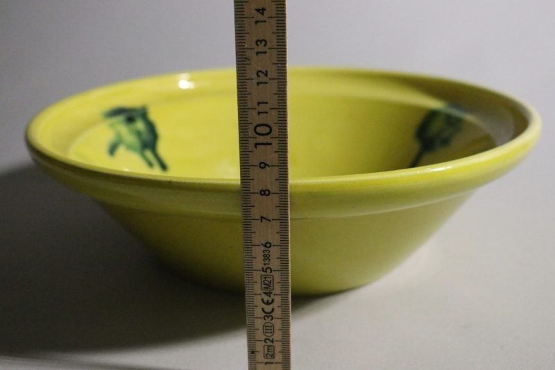 Skål i Gult med Gröna Dekorationer – 27 cm Diameter