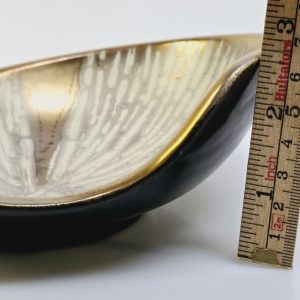 Elegant keramikskål med unikt mönster och guldkant