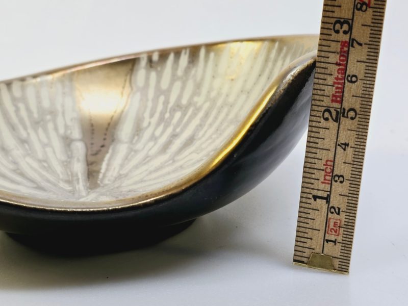 Elegant keramikskål med unikt mönster och guldkant