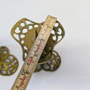 Eleganta Ljusstakar i Mässing – Klassisk och Ornamenterad Design