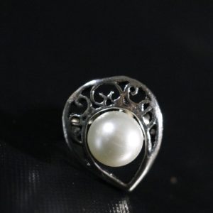 Ring och 1 örhänge med pärla, okänd material