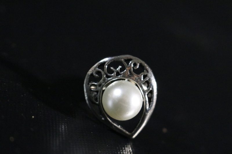Ring och 1 örhänge med pärla, okänd material