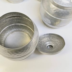 Charmigt set med fyra vintageburkar i hamrad aluminium – tidlös design