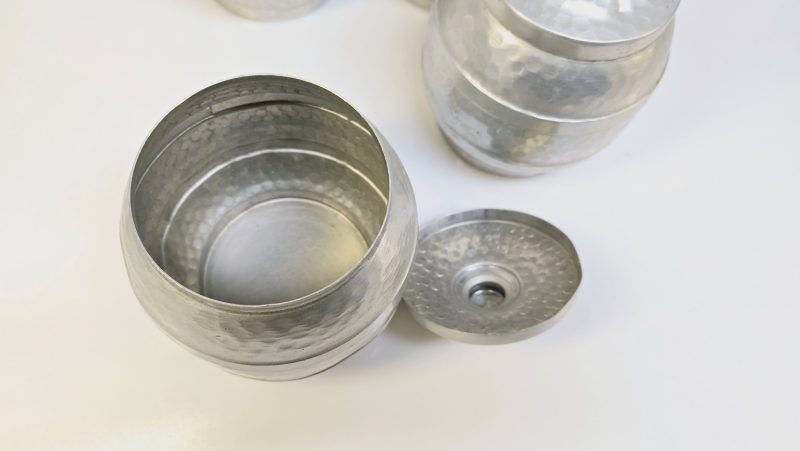 Charmigt set med fyra vintageburkar i hamrad aluminium – tidlös design