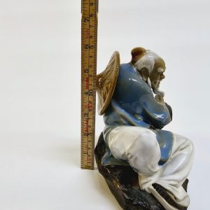 Elegant keramikfigur – en sittande vis man, 15 cm hög