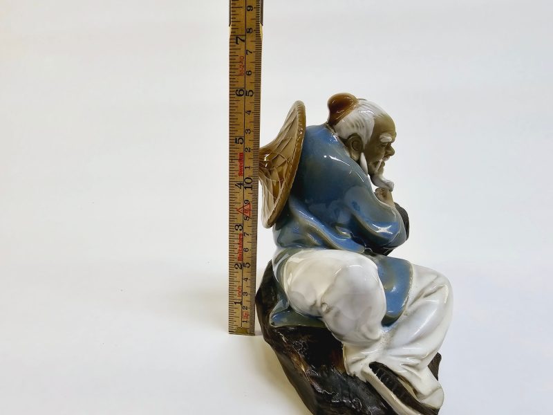 Elegant keramikfigur – en sittande vis man, 15 cm hög