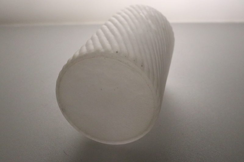 Vit avlång vas spiral dekor, frostat glas