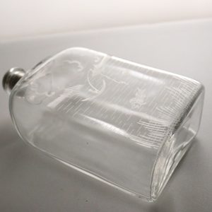 KARAFF, glas, 1900-tal, del av kork saknas, 20,5cm