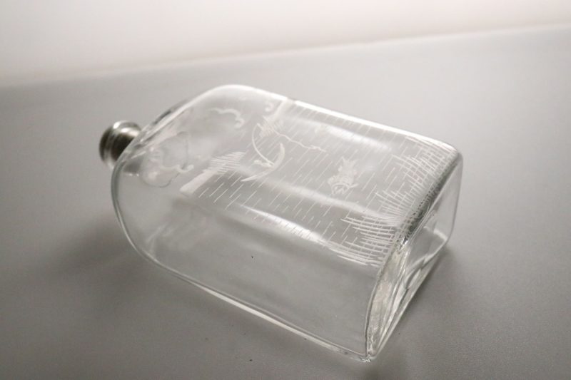 KARAFF, glas, 1900-tal, del av kork saknas, 20,5cm