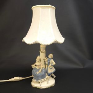 Titel: Romantisk bordslampa med porslinsfigurer – Klassisk och charmfull