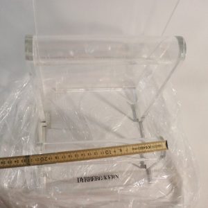 Elegant Plexiglasdisplay för Exponering av Varor – Stilrent och Funktionellt!