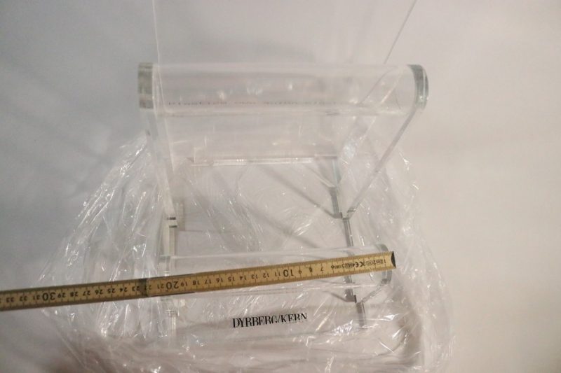 Elegant Plexiglasdisplay för Exponering av Varor – Stilrent och Funktionellt!
