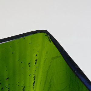 Grön Retrovas i Glas – Stilren och Unik Design
