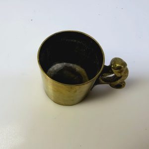 Vintage mässingsmugg med ormhandtag