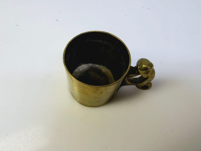 Vintage mässingsmugg med ormhandtag