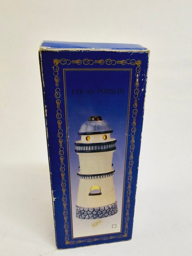 Charmig Porslinsfyr från Victoria Design – Skanör