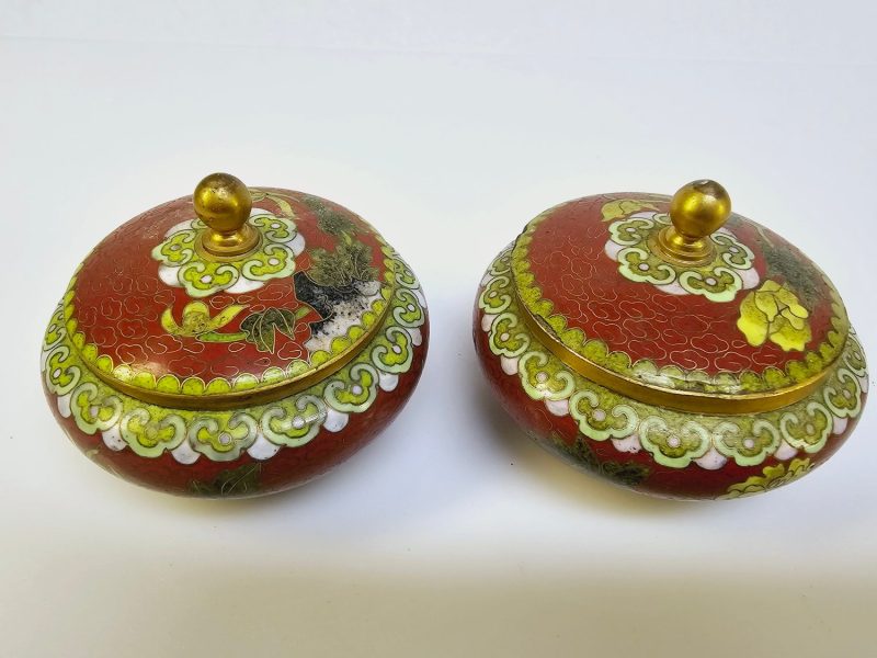 Elegant kinesiskt par cloisonné-skålar – ett konstnärligt mästerverk