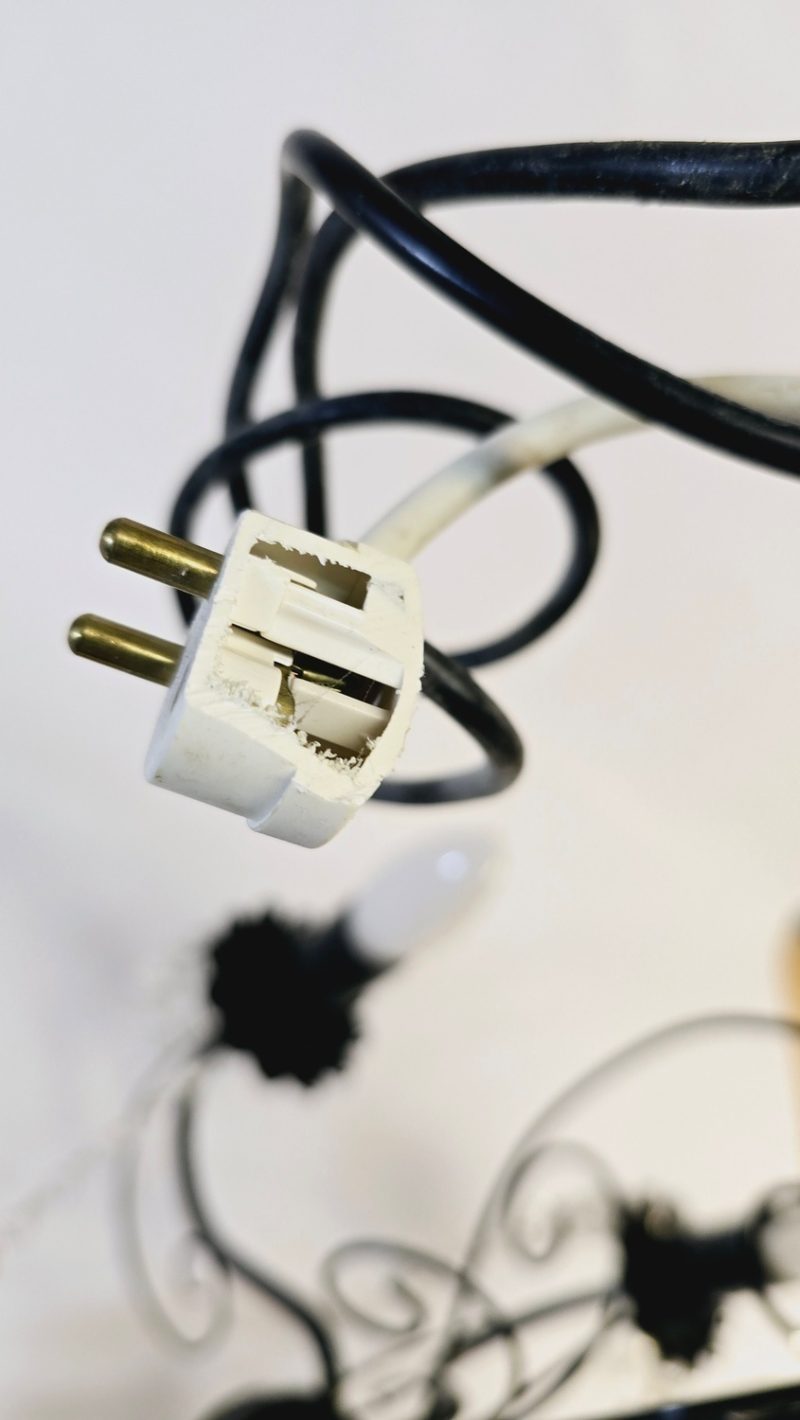 Elegant Taklampa med Glasprismor – Klassisk Charm och Tidlös Design