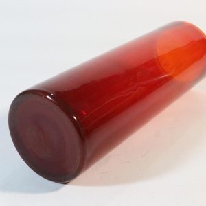 Cylinderformad glasvas, röd övergående mot orange/gul på mynningen
