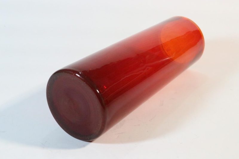 Cylinderformad glasvas, röd övergående mot orange/gul på mynningen