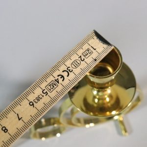 Ett par ljusstakar i gulmetall med prismor