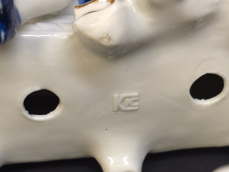 Elegant porslinsgrupp – Kunglig charm och detaljrikedom!