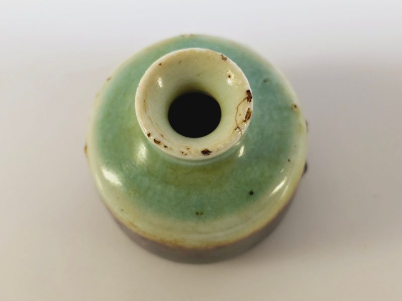 Charmig Miniatyrvas i Glaserat Keramik – Vintage Känsla