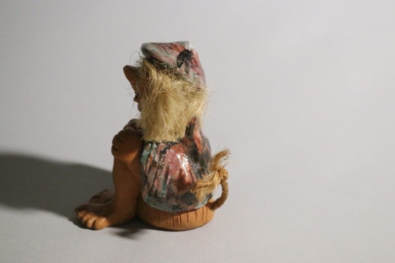 Handgjord Figur – Charmig Trollflicka, 13 cm