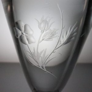 Vacker glasvas med etsad dekor av blommor, tung 18cm hög