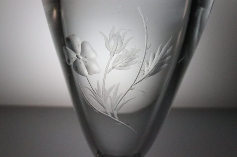 Vacker glasvas med etsad dekor av blommor, tung 18cm hög
