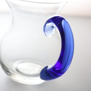 Elegant Liten Glaskanna med Blått Handtag – 11 cm Hög
