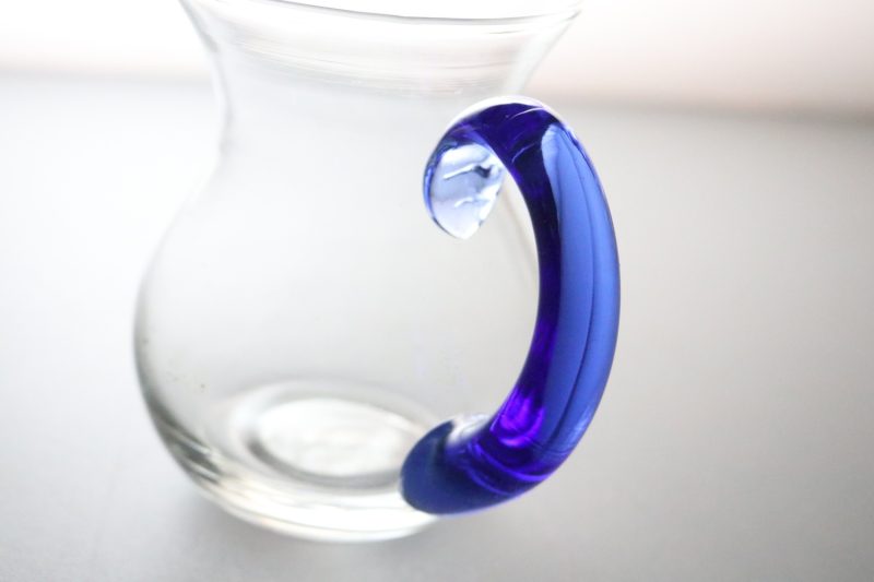 Elegant Liten Glaskanna med Blått Handtag – 11 cm Hög