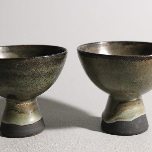 Set med två keramikskålar på fot - Elegant grön glasyr