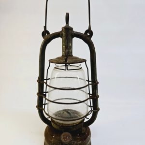 Rustik antik fotogenlykta med charm och historia