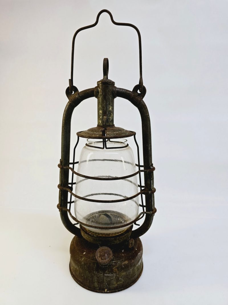 Rustik antik fotogenlykta med charm och historia