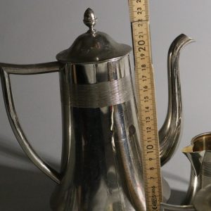 Elegant kaffekanna med tillhörande gräddkanna och sockerskål i nysilver
