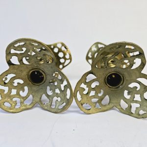 Eleganta Ljusstakar i Mässing – Klassisk och Ornamenterad Design