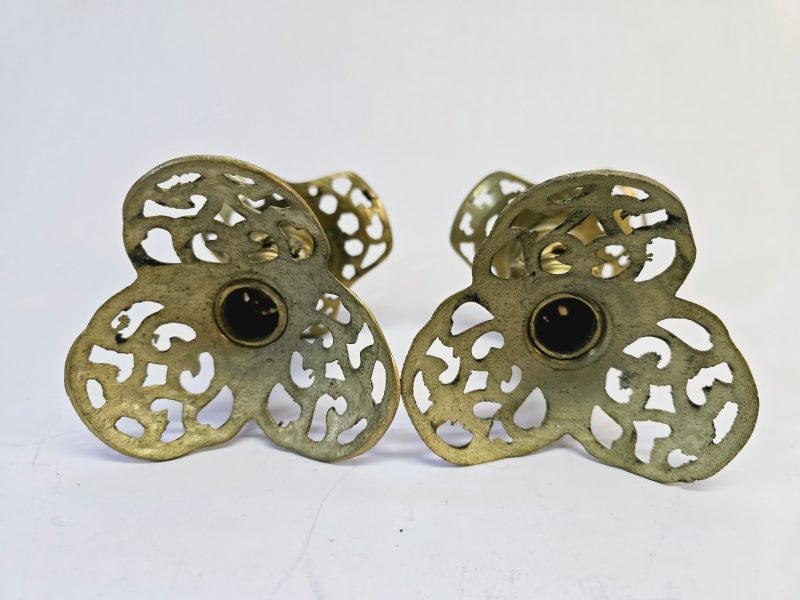 Eleganta Ljusstakar i Mässing – Klassisk och Ornamenterad Design