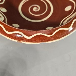SKÅL, AJ HÖGANÄS,  spillkum med allmogemålning D23cm