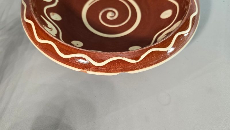 SKÅL, AJ HÖGANÄS,  spillkum med allmogemålning D23cm