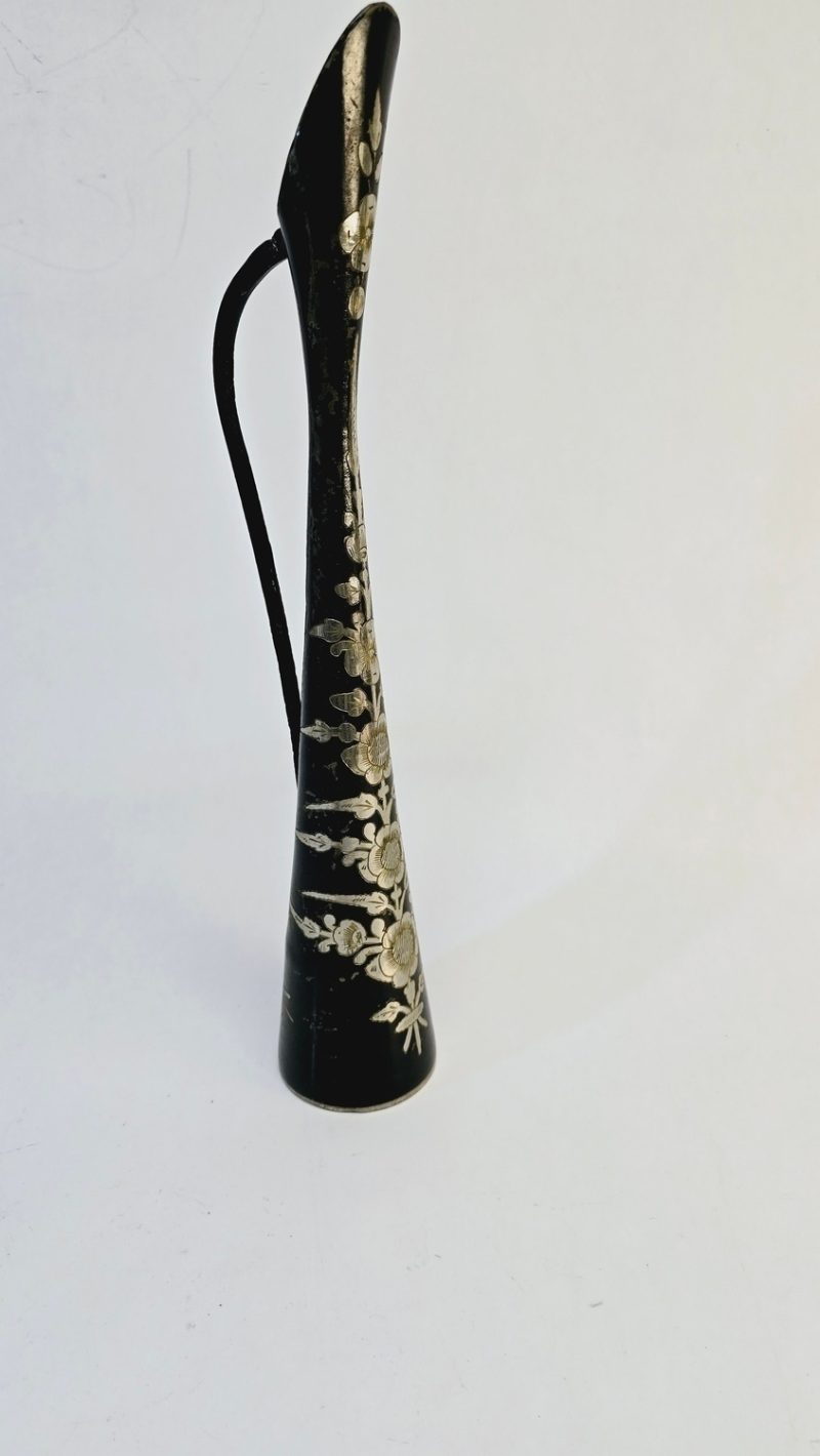 Elegant Metallvas med Blommotiv – 39 cm