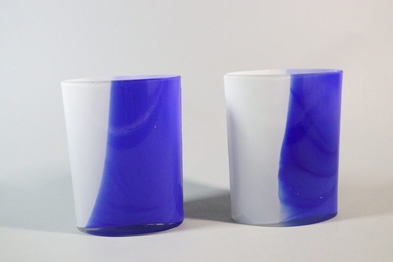 Ett par vaser, Blå och Mjölkvit konstglas, Mats Jonasson, Målerås Glasbruk