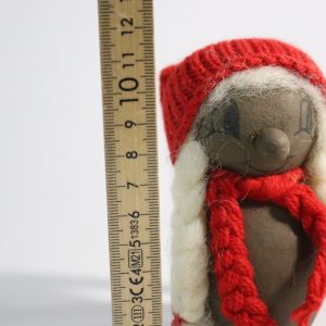 Charmig handgjord tomte från Jette Nissen, Danmark – 11,5 cm hög